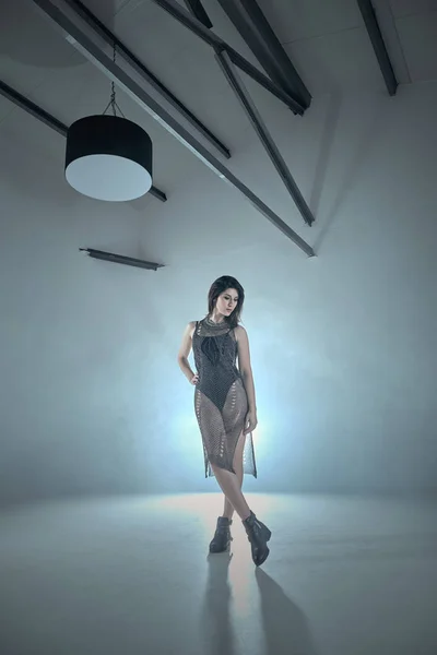 Модная женщина, позирующая с подсветкой сзади — стоковое фото