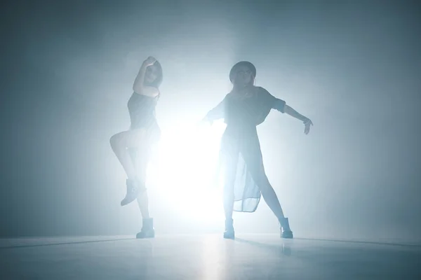 Duman ve ışıklar hareketli dans eden kızlar — Stok fotoğraf