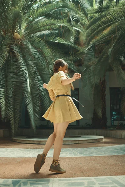 Μια Ενεργό Νέους Χιπ Χοπ Χορευτής Χορεύει Φόντο Τροπικά Φυτά — Φωτογραφία Αρχείου