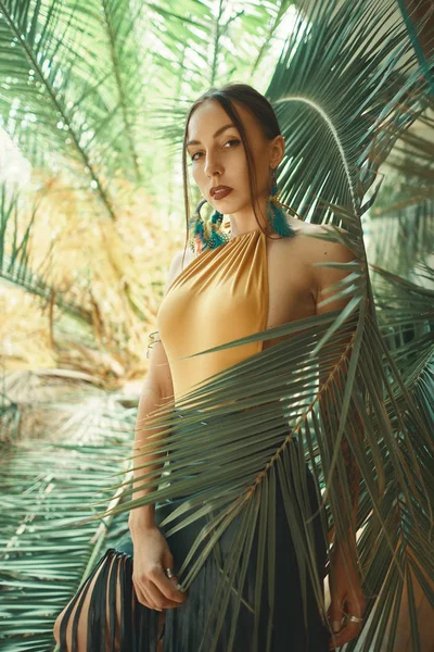 Mujer Forma Impresionante Entre Las Plantas Tropicales Belleza Moda Spa —  Fotos de Stock