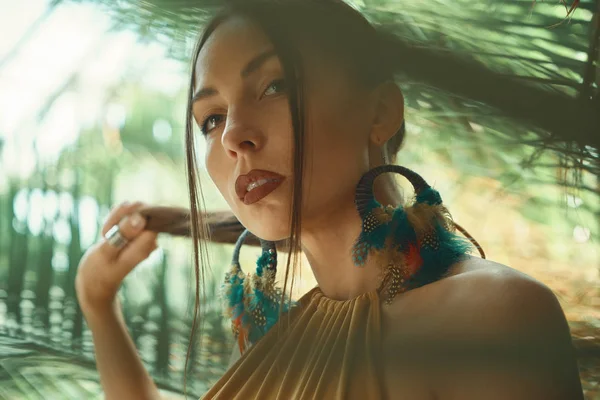 Tropik bitkiler arasında çarpıcı uygun kadın. Güzellik, moda. Spa, sağlık. Tatil tropikal. Dans