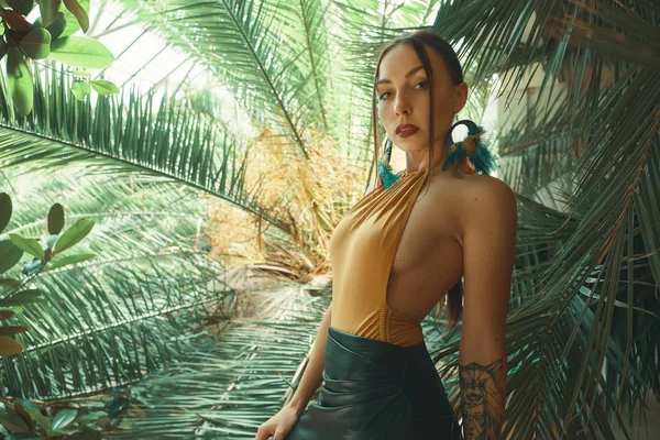 Tropik bitkiler arasında çarpıcı uygun kadın. Güzellik, moda. Spa, sağlık. Tatil tropikal. Dans