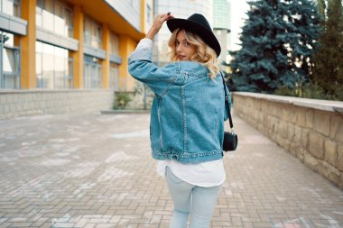 Şehirde yürüyüş beyaz bir kadın omuz portre üzerinde seyir.