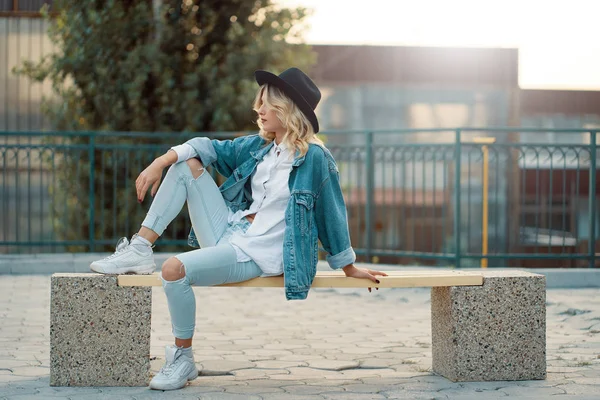 Una Chica Moderna Elegante Vestida Con Jeans Con Una Camisa —  Fotos de Stock