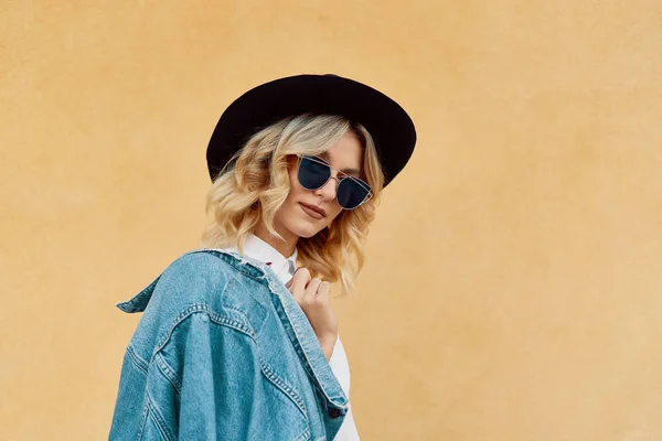 Hipster Moda Kız Holding Jaket Bir Omuz Ayakta Sarı Duvar — Stok fotoğraf