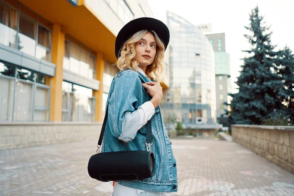 Guardando Oltre Spalla Ritratto Una Donna Caucasica Che Cammina Città — Foto Stock