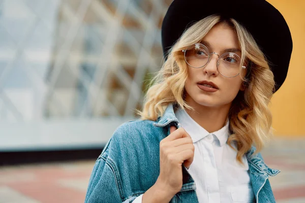 Close Portret Van Een Vrolijke Witte Vrouw Glazen Aanraken Haar — Stockfoto