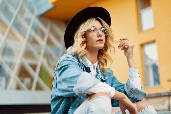 Retrato Cerca Una Alegre Mujer Blanca Con Gafas Tocándose Pelo — Foto de Stock