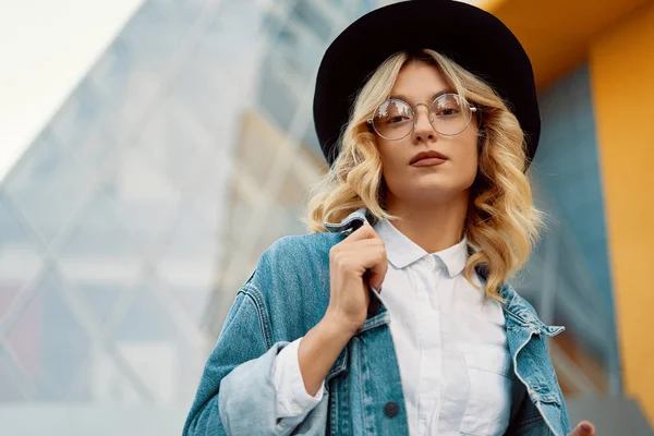 Retrato Cerca Una Alegre Mujer Blanca Con Gafas Tocando Cuello —  Fotos de Stock