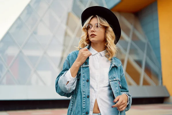 Close Portret Van Een Vrolijke Witte Vrouw Glazen Aanraken Haar — Stockfoto