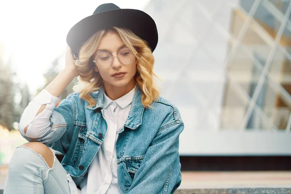 Retrato Cerca Una Alegre Mujer Blanca Con Gafas Tocando Sombrero — Foto de Stock