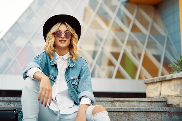 Una Chica Genial Escuchando Música Calle Retrato Joven Guapo Rubia —  Fotos de Stock