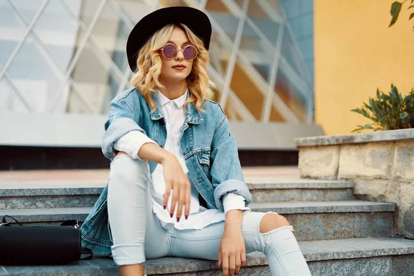 Cool Meisje Luisteren Muziek Straat Portret Van Jonge Knappe Kaukasische — Stockfoto