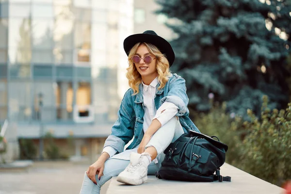 Stile Vita Moderno Donna Seduta All Aperto Con Edificio Vetro — Foto Stock