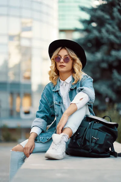 Estilo Vida Moderno Mujer Sentada Aire Libre Con Edificio Vidrio — Foto de Stock