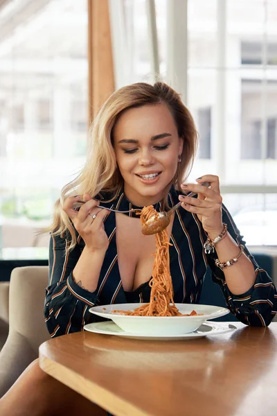 Sensuele Vrouw Rollen Spaghetti Het Houden Een Vork Eten Mooi — Stockfoto
