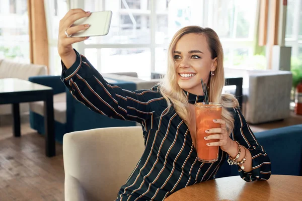 Menina Alegre Fazendo Uma Selfie Enquanto Sentado Café Moderno Beber — Fotografia de Stock