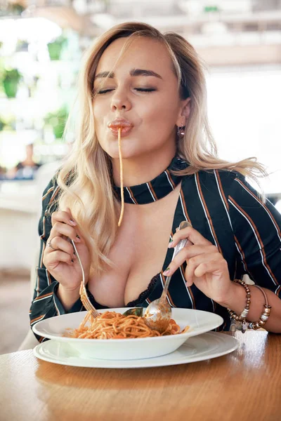 Verleidelijke Vrouw Eten Pasta Spaghetti Laatste Ogen Van Plezier Prachtige — Stockfoto