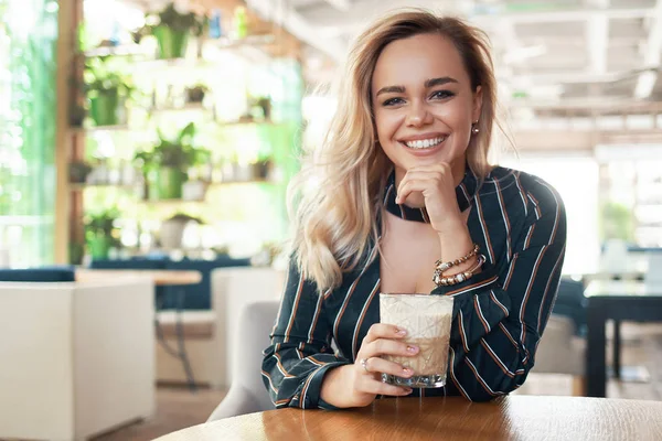 Lachende Vrouw Die Van Een Cocktail Drinken Terwijl Het Besteden — Stockfoto