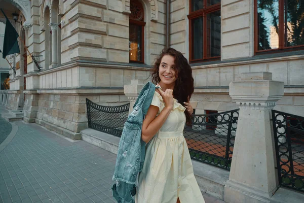 Portrait Une Femme Brune Élégante Souriante Heureuse Marchant Dans Une — Photo