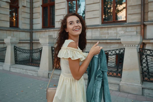 Retrato Una Elegante Mujer Morena Sonriente Feliz Caminando Por Una —  Fotos de Stock