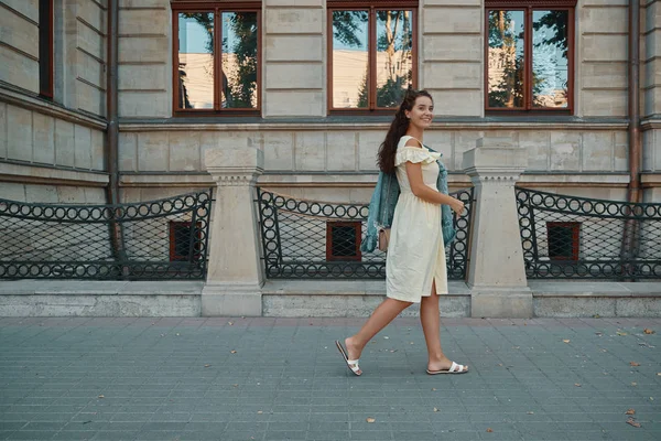 Porträtt Eleganta Leende Lycklig Brunett Kvinna Gående Gata Med Lockigt — Stockfoto