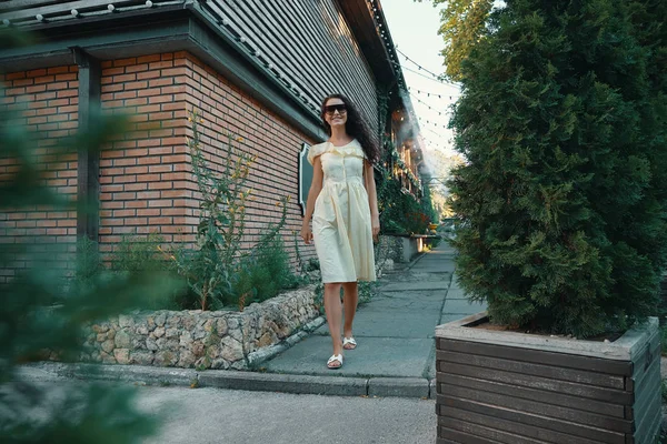 Beautiful Brunette Young Woman Wearing Sunglasses Summer Yellow Dress Walking — Stock Photo, Image