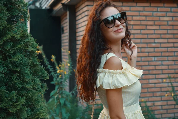 매력적인 미소로 여자의 클로즈업 초상화 선글라스를 — 스톡 사진