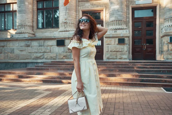 Retrato Senhora Inspirada Passar Férias Europa Foto Livre Sorrir Menina — Fotografia de Stock