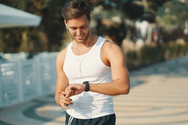 Genç gülümseyen onun kalp oran sınıf başkanı bakan çalışan adam akıllı izle spor. Onun sonuçları iyileştirilmesi.
