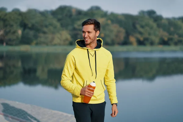 健康的运动男子 身体容纳一瓶清爽的水 跑步或慢跑后休息 在户外训练后 口渴的男性喝了一杯饮料 健身理念 — 图库照片