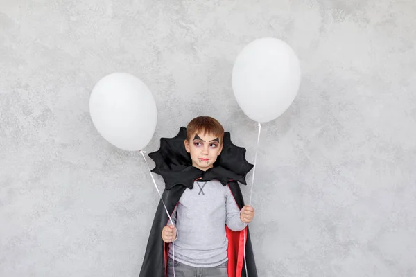 Potret Anak Laki Laki Mengenakan Riasan Vampir Halloween Mengenakan Jubah — Stok Foto