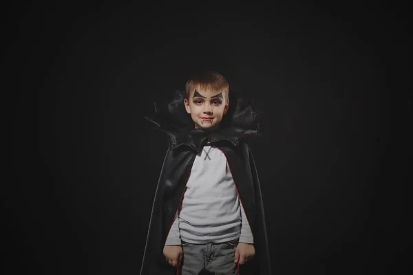 Garoto Bonito Vestido Vampiro Dracula Para Festa Halloween Vestindo Manto — Fotografia de Stock