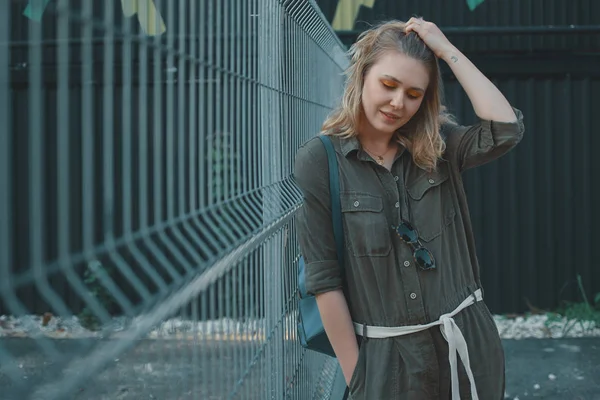 Stedelijke Mensen Concept Zorgeloos Jonge Vrouw Portret Glimlachen Drssed Chaki — Stockfoto