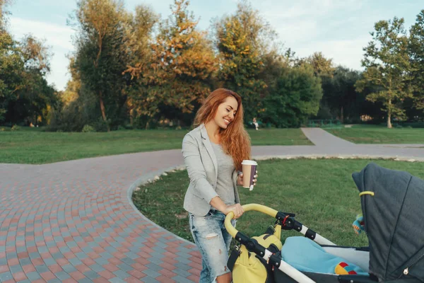 Een Jonge Moeder Die Genieten Van Het Park Lopen Ochtend — Stockfoto