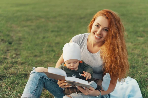 Krásná Maminka Čte Knihu Její Roztomilý Chlapeček Usmíval Zatímco Sedí — Stock fotografie