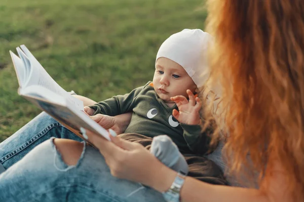Mooie Moeder Lezen Van Een Boek Met Haar Schattige Babyjongen — Stockfoto