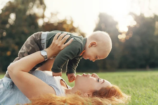 Gelukkig Moeder Liggen Gras Tijdens Het Spelen Met Haar Baby — Stockfoto