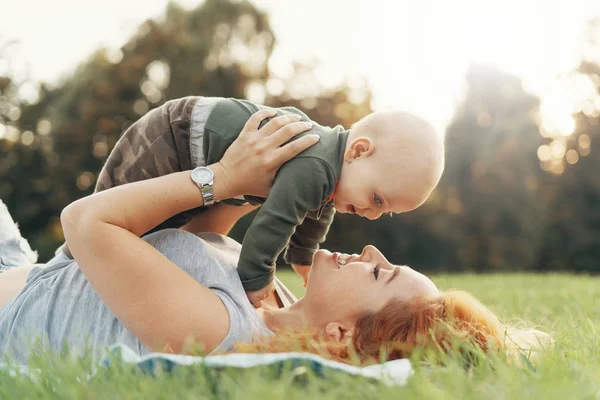 Šťastný Matka Leží Trávě Při Hraní Dítětem — Stock fotografie