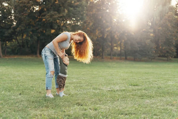 Jonge Moeder Helpt Haar Zoon Eerste Stappen — Stockfoto