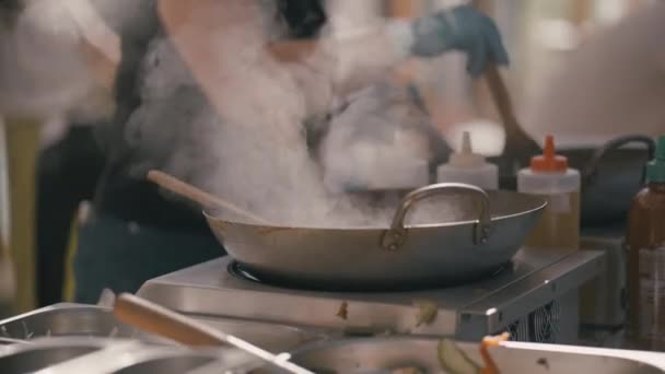 중국-기름에 튀긴된 계란과 반죽에에서 길거리 음식 준비 — 비디오