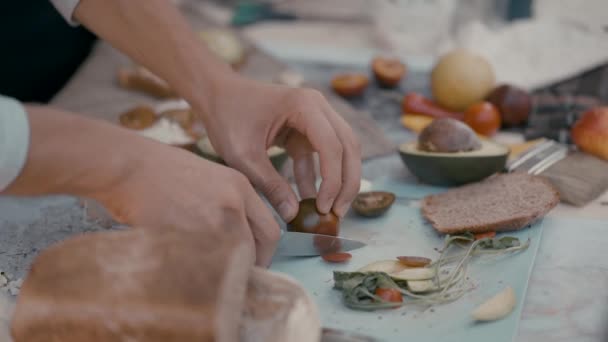 Man Tomaat Voorbereiden Koken — Stockvideo