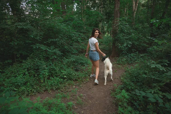 Νέα Σύγχρονη Γυναίκα Πεζοπορία Ένα Σκυλί Στο Καλοκαιρινό Τοπίο Φιλία — Φωτογραφία Αρχείου