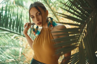Tropik bitkiler arasında çarpıcı uygun kadın. Güzellik, moda. Spa, sağlık. Tatil tropikal. Dans