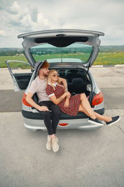 Birlikte araba bagajında oturan ve birlikte olma an zevk vakit mutlu güzel çift