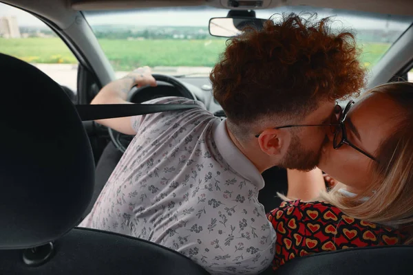 Hermosa Pareja Joven Besándose Asiento Delantero Del Coche Amor Está —  Fotos de Stock