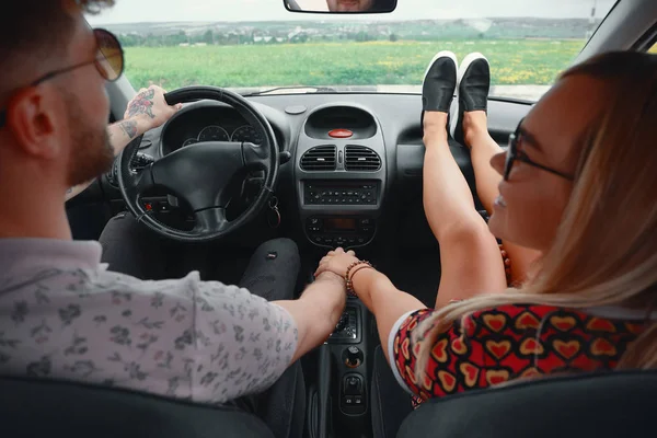 Junges Verliebtes Paar Das Mit Dem Auto Seinem Glück Fährt — Stockfoto
