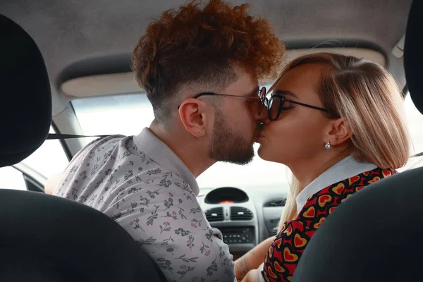 Hermosa Pareja Joven Besándose Asiento Delantero Del Coche Amor Está —  Fotos de Stock