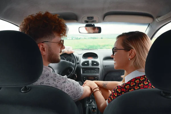 Joven Pareja Enamorada Viajando Coche Felicidad Sosteniendo Sus Manos Mirándose —  Fotos de Stock