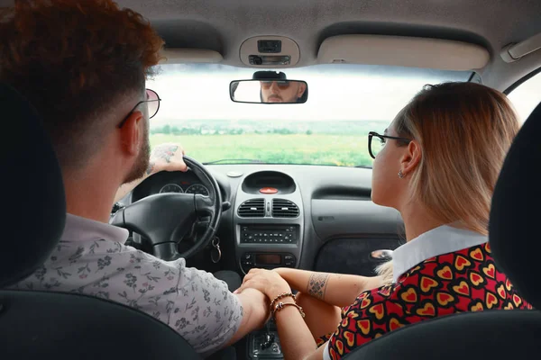 Jovens Amor Casal Viajando Carro Para Sua Felicidade Segurando Mãos — Fotografia de Stock